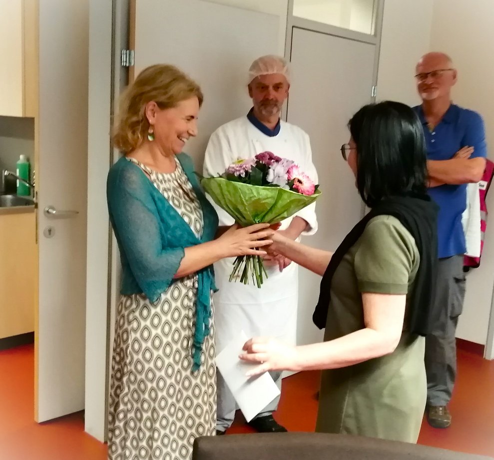 PBL Fr. Farahmand überreicht Blumen an die Jubilarin.