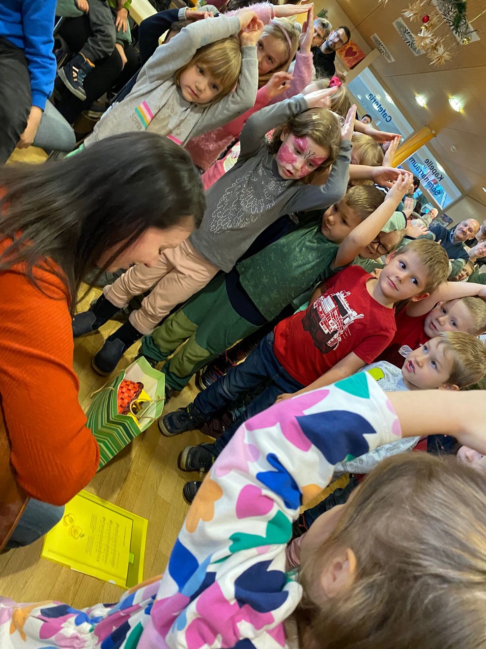 Kinder spielen Weihnachtslieder