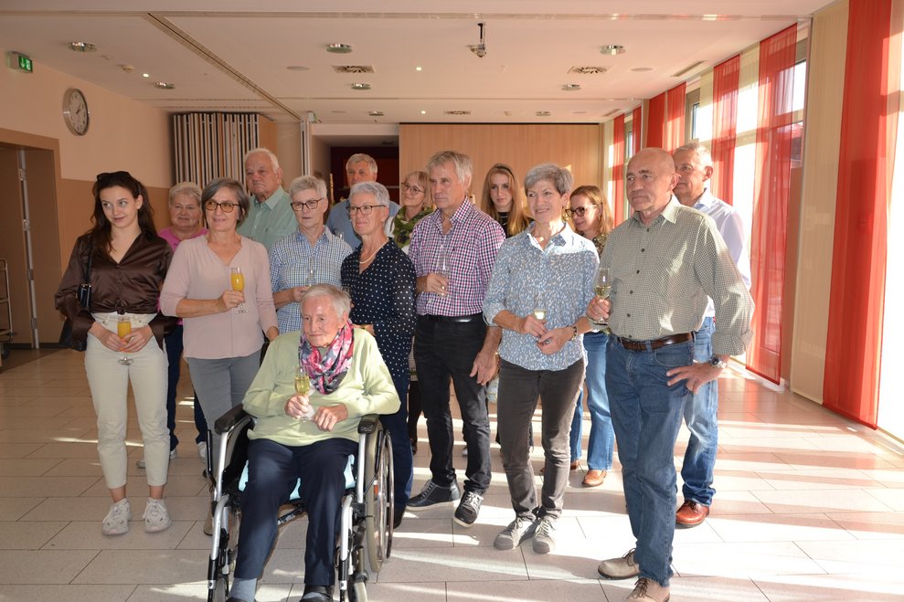 Das Geburtstagskind mit der Familie.