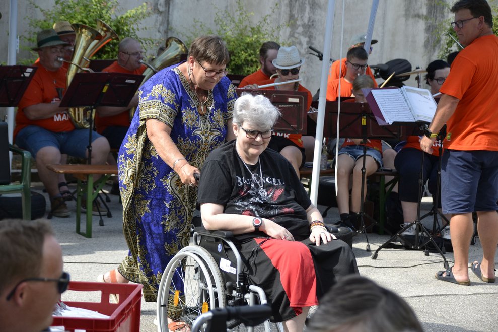Frau im Rollstuhl