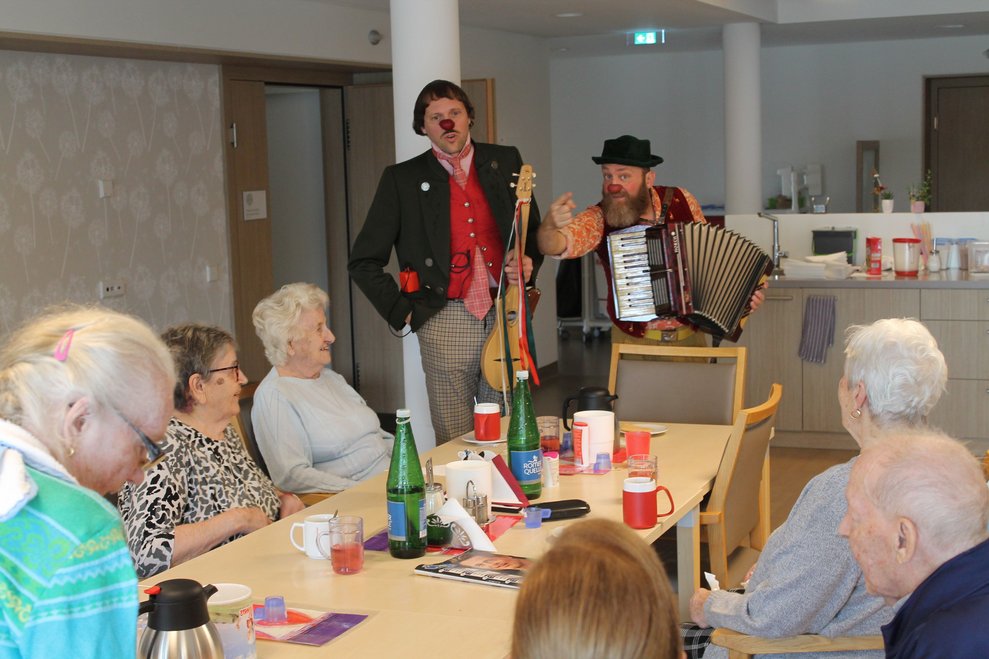 Zwei Clowns vor Menschen