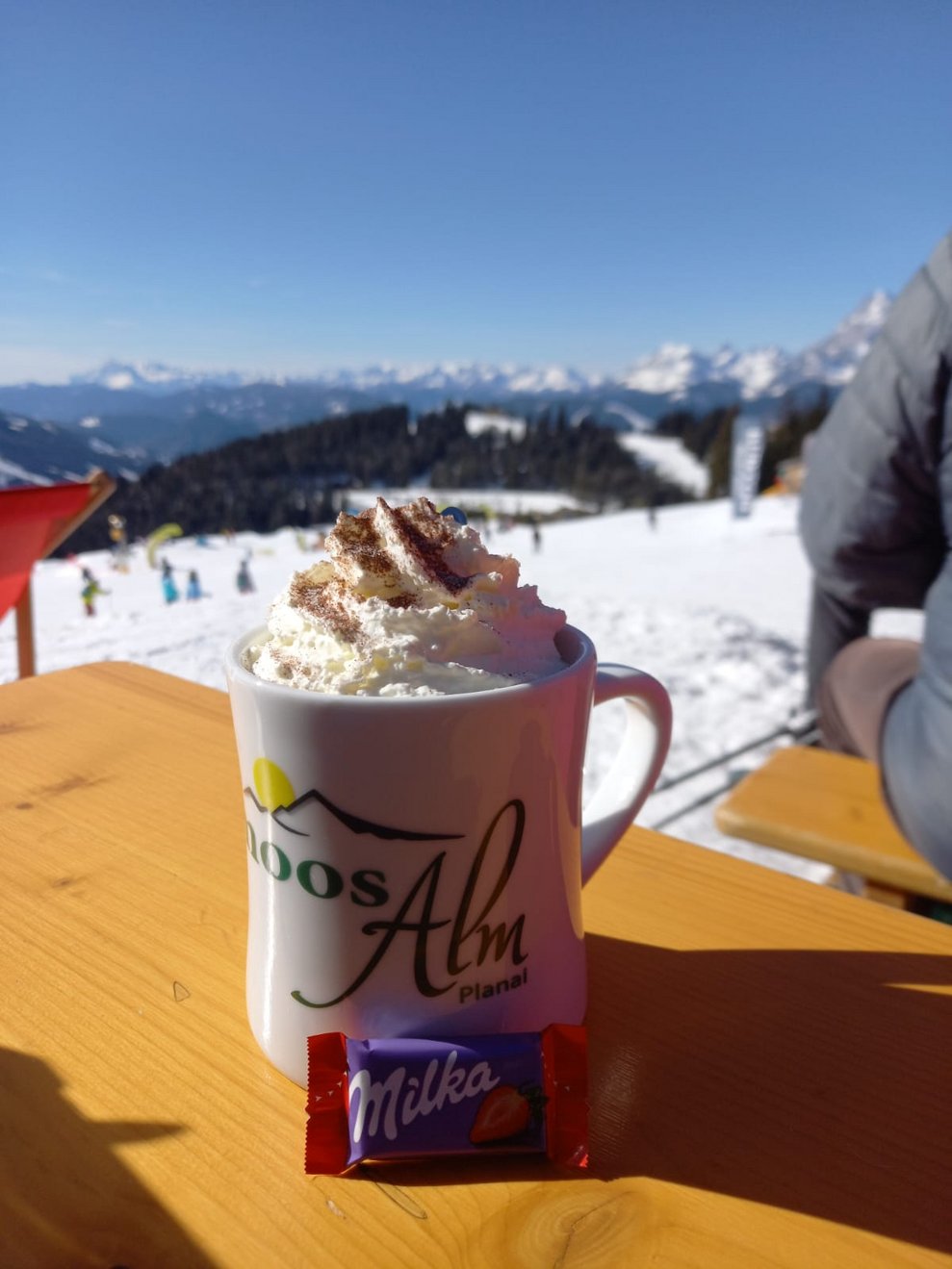 Heiße Schokolade auf der Almhütte.