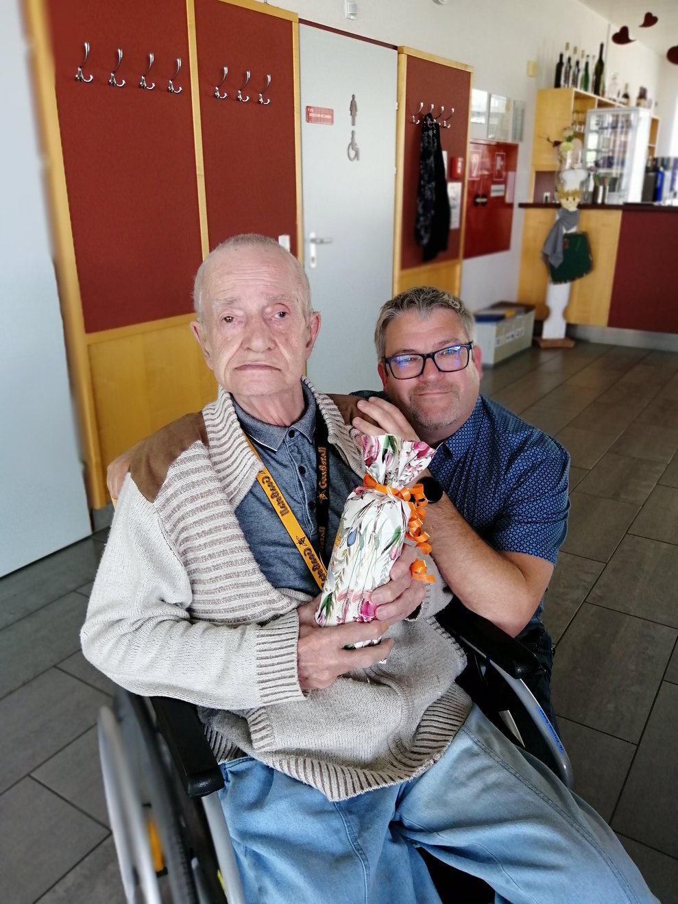Pflegedirektor mit Bewohner