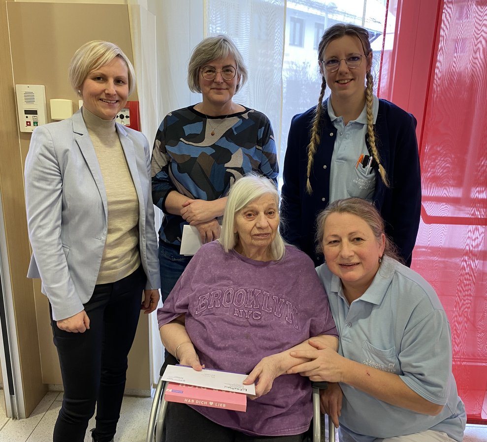 Frau Schintler freut sich über die Glückwünsche zu ihrem 86. Geburtstag.