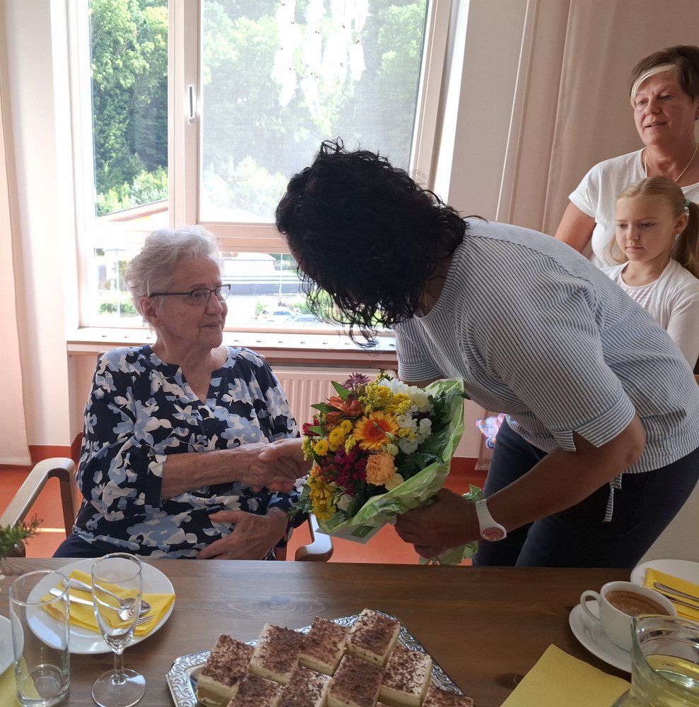 Liebe Frau Kornfeld, ich wünsche Ihnen alles erdenklich Gute zu Ihrem 90. Geburtstag.