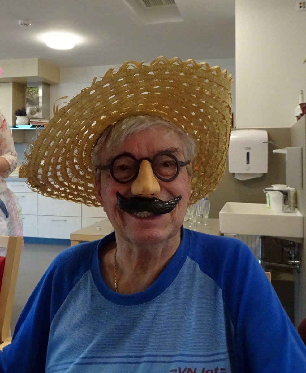 Ein Mann mit Strohhut und Faschingsbrille.