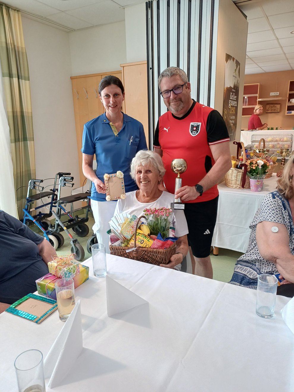 stolze Bewohnerin mit ihrem Gewinn