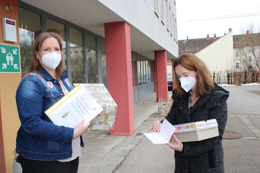 Übergabe der Arbeiten von HAK/HAS SchülerInne