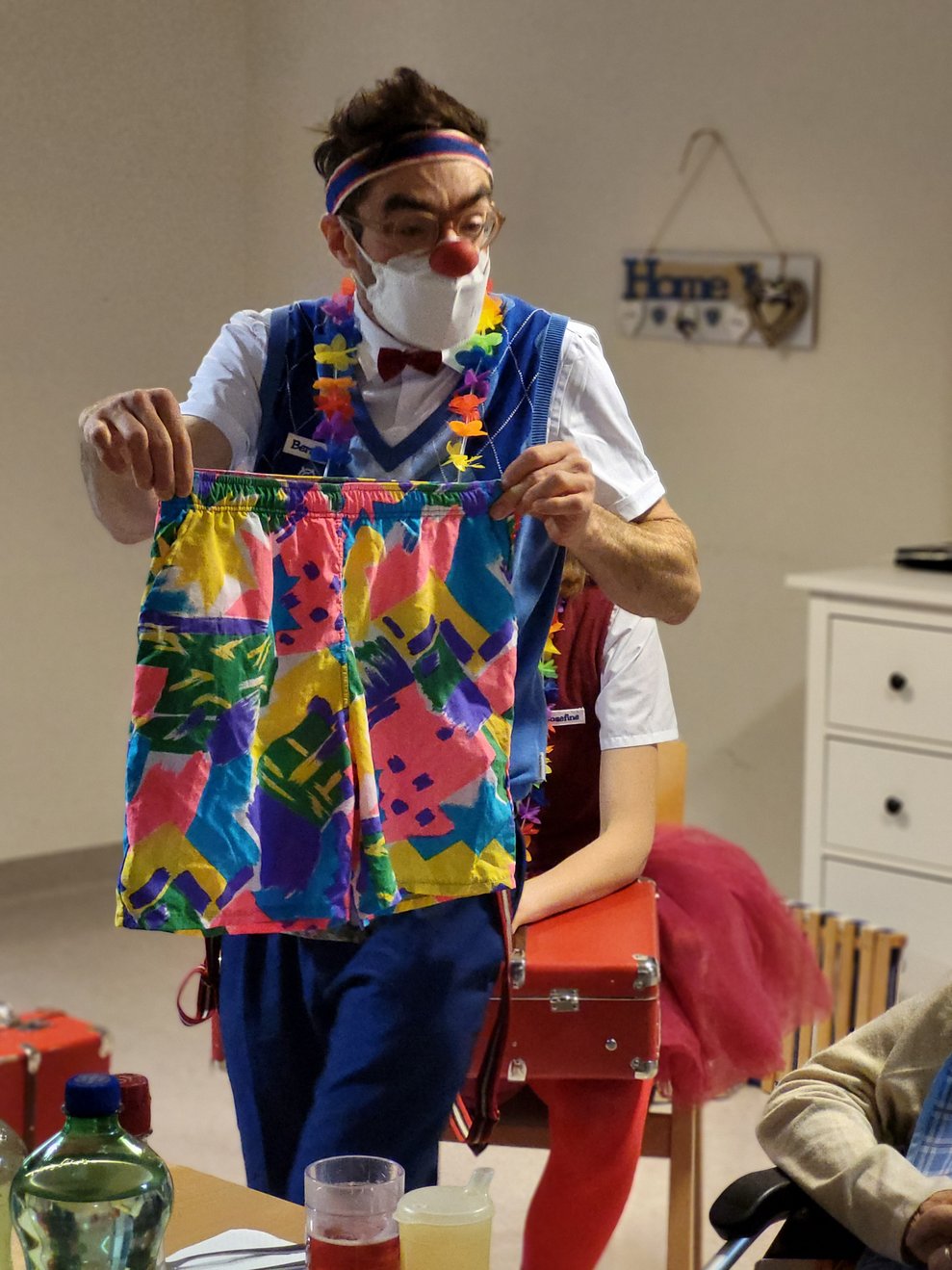 Die Clowns wollen in den Urlaub fahren und packen ihren Koffer. Was werden sie mitnehmen?