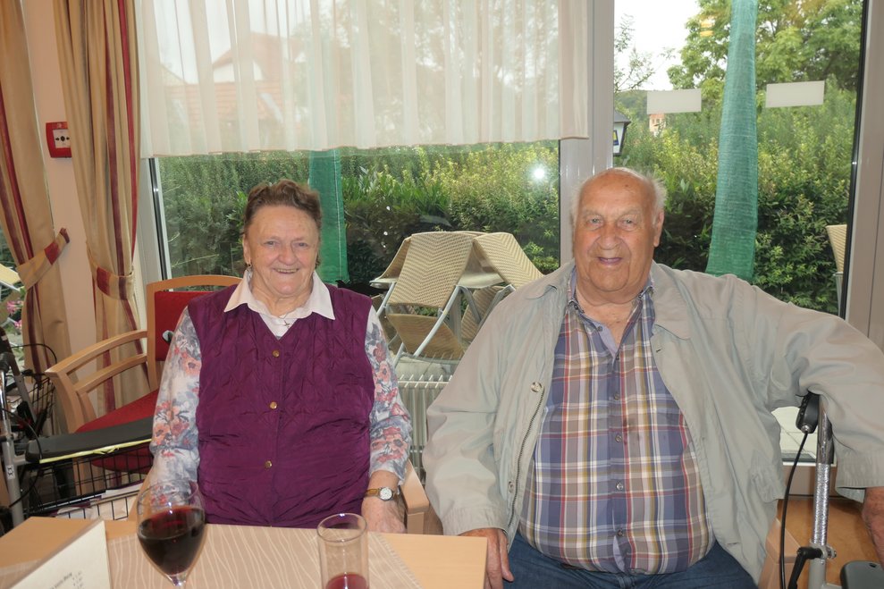 Eine Dame und ein Herr bei Tisch.