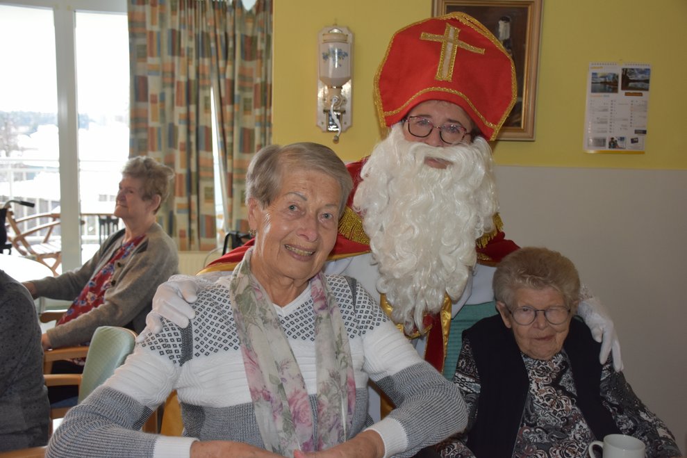 jeder zeigt Freude über den Besuch vom Nikolaus