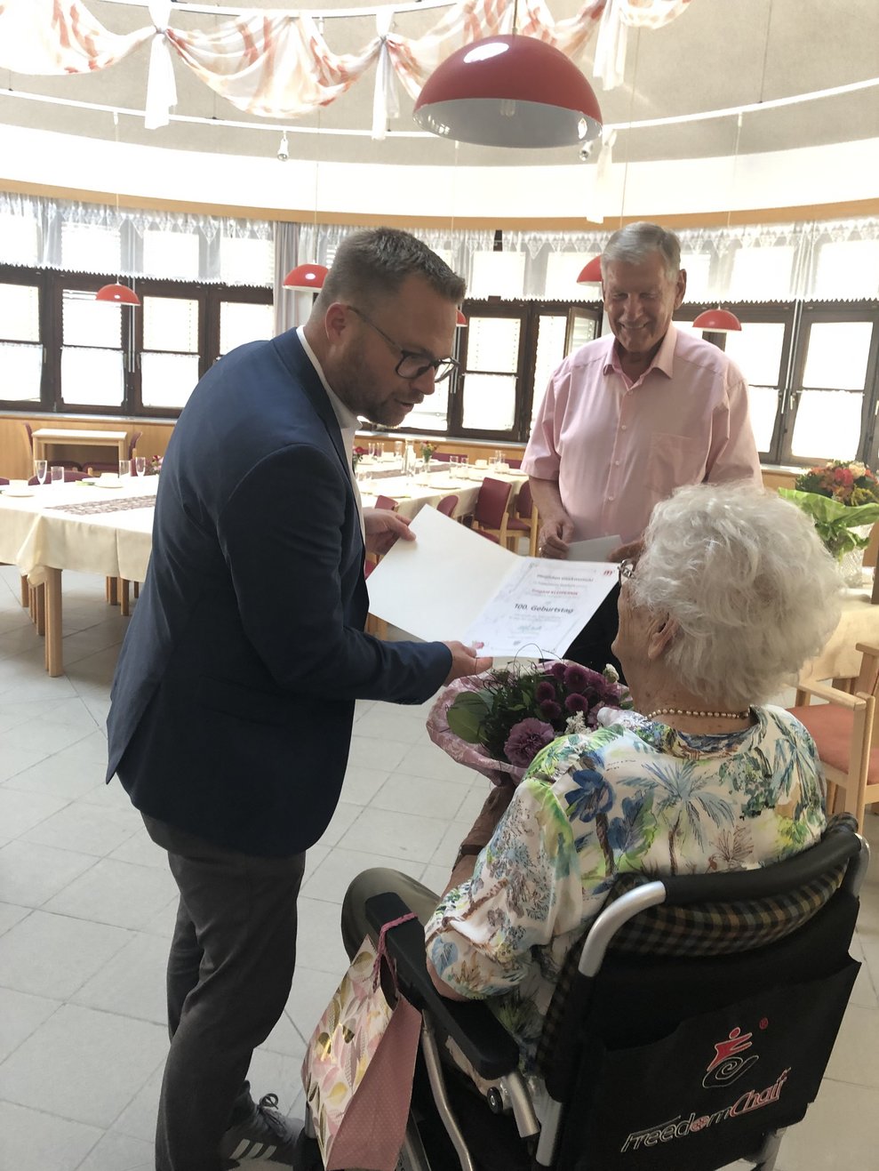 Bürgermeister und Ortsvorsteher gratulieren der Jubilarin.