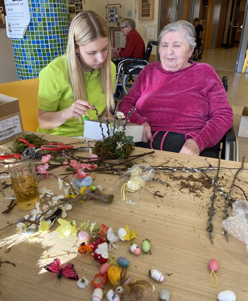 Schülerin Laura unterstützt Fr. Hanisch beim Basteln.