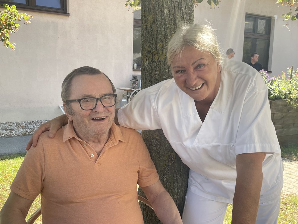 Eine Dame und ein Herr am Gartenfest. 