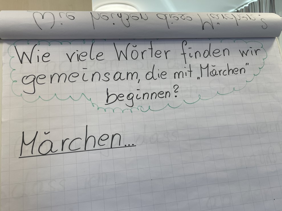 Flipchart mit Fragen über Märchen