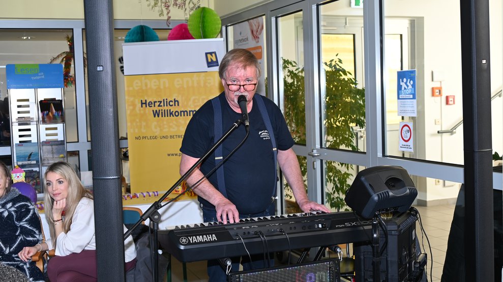 Musikalische Unterstützung von Hansis Midi Band.