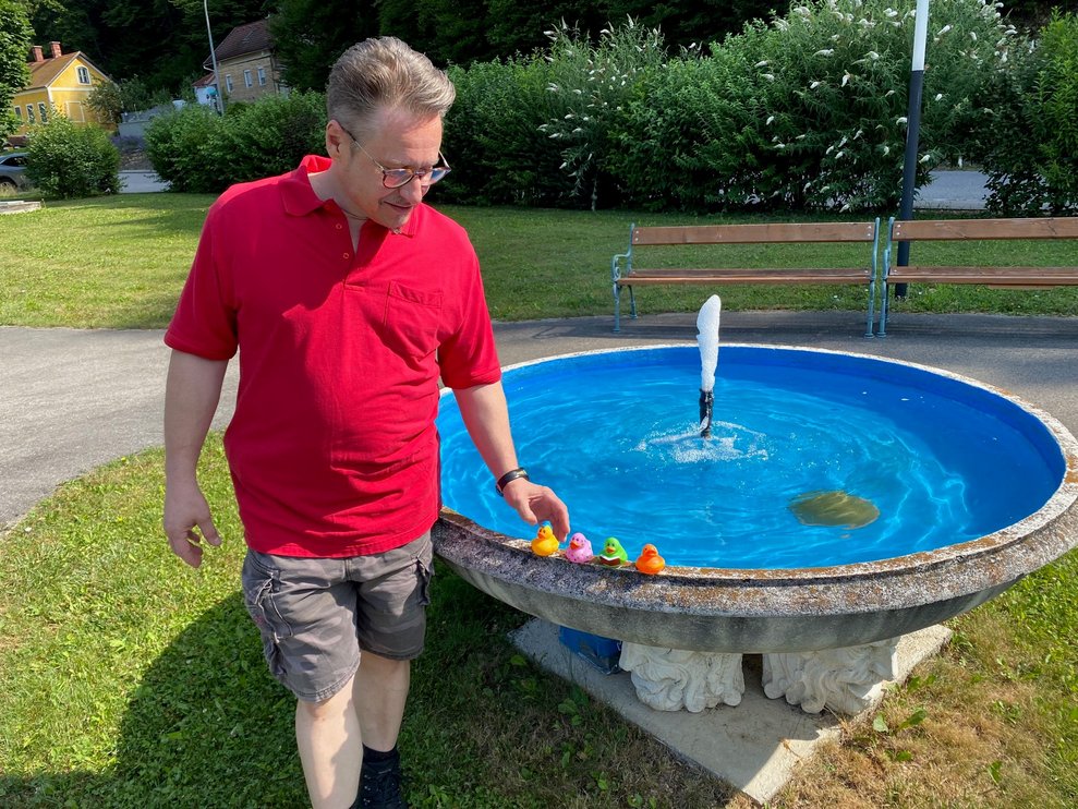 Unser Haustechniker Roman Spitzer und die quietschebunte Entenschar.