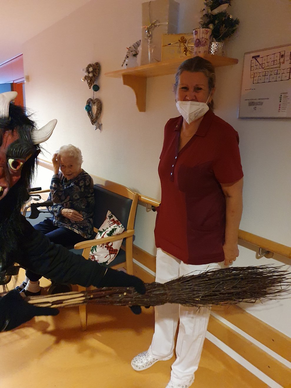 Mitarbeiterin mit Krampus