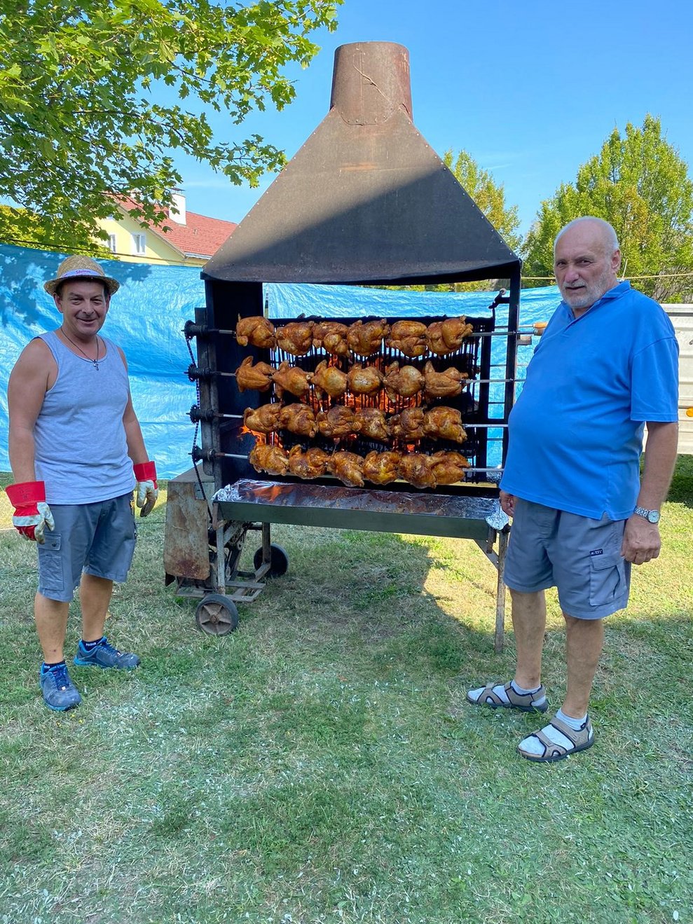 Franz und Johann grillen die Hendl beim Fest