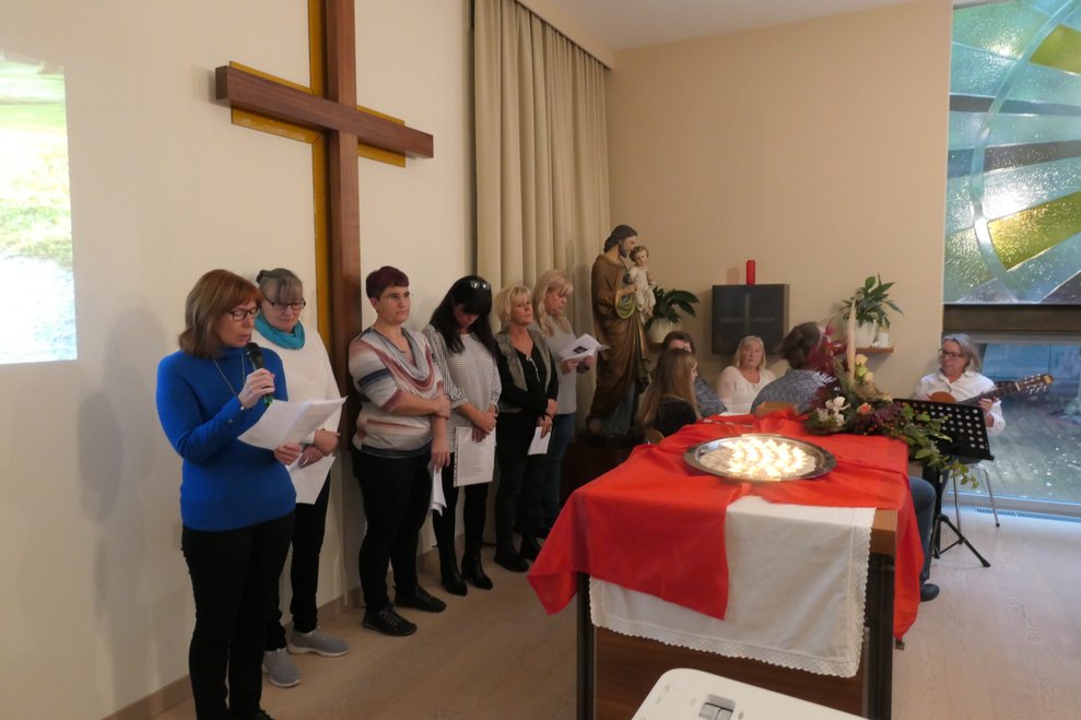 Einige Personen hinterm Altar.