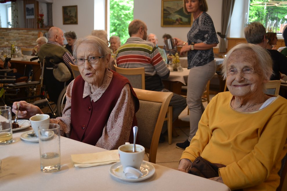 Zwei alte Damen sitzen beim Kaffee