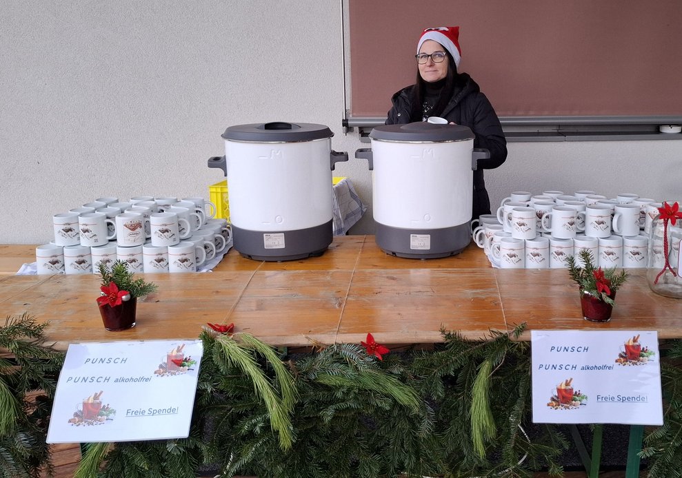 Was wäre ein Weihnachtsmarkt ohne Punschstand? Undenkbar!
