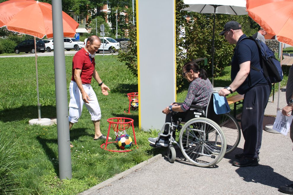 BewohnerInnen stehen draußen