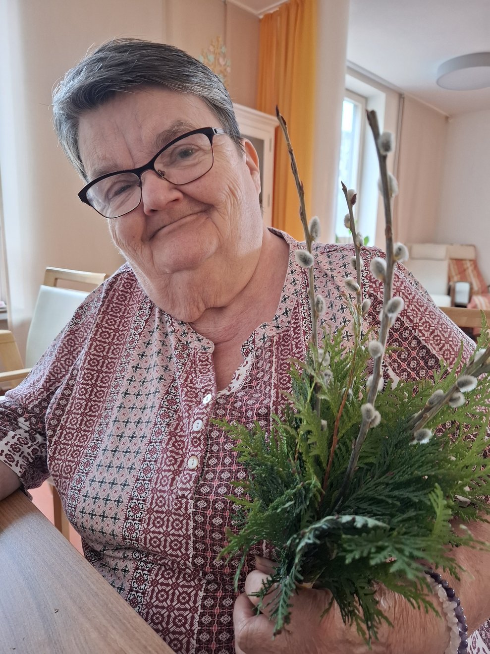 Frau Stickelberger präsentiert stolz das fertige Werk. Nun wird alles in unsere Kapelle gebracht, um geweiht zu werden. Gelebtes Brauchtum ist uns und vielen unserer BewohnerInnen sehr, sehr wichtig.