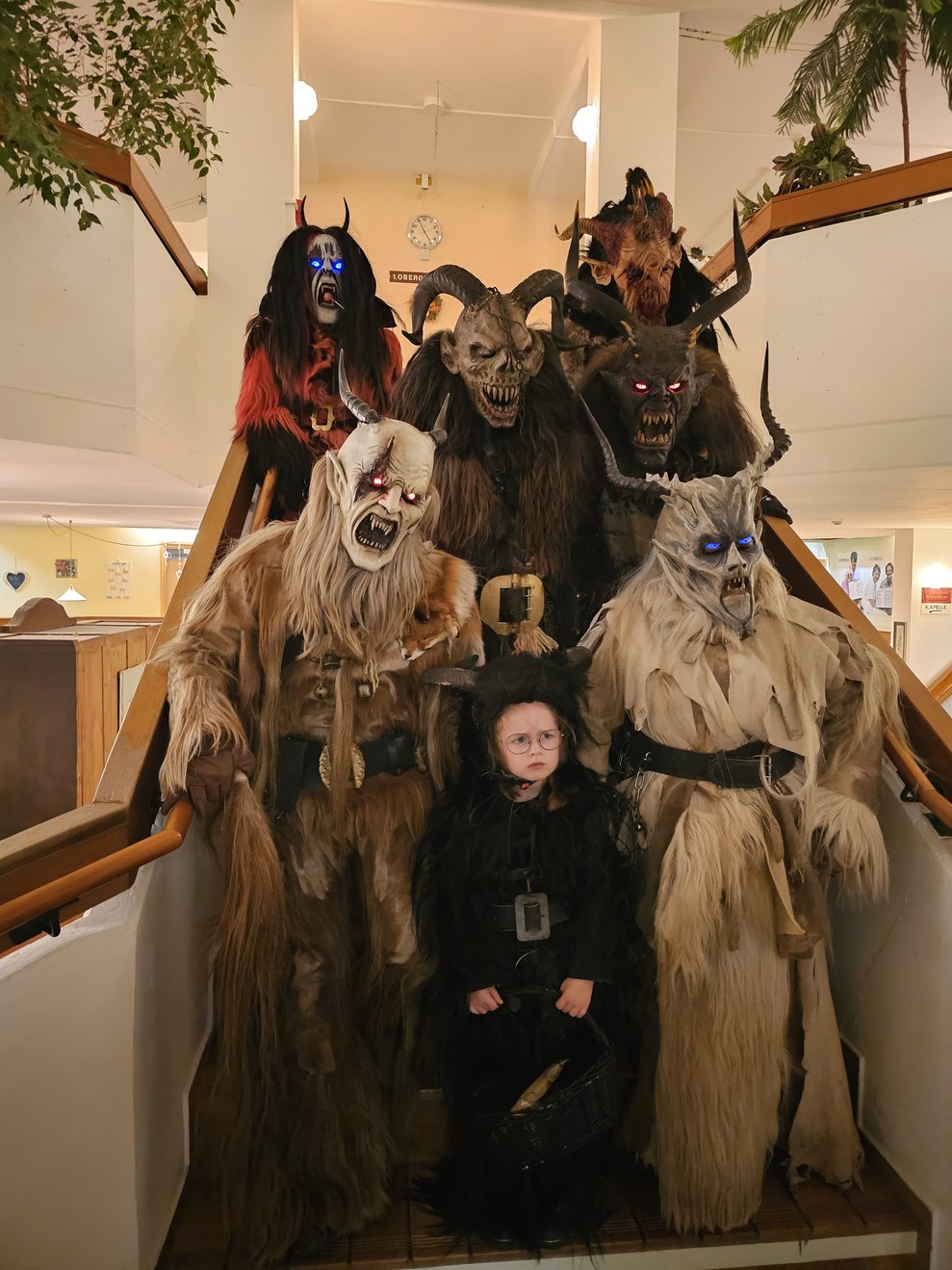 Die Zillingdorf Bergwerk Devils hatten einen ganz kleinen Percht mit und dieser verteilte eine kleine Aufmerksamkeit an die Bewohnerinnen und Bewohner.