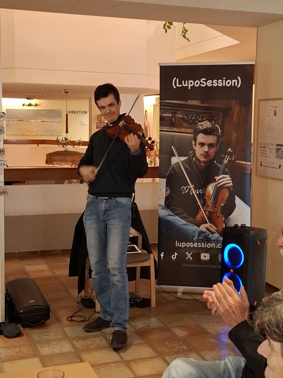 Geigenspieler Michael sorgte für stimmungsvolle Klänge.