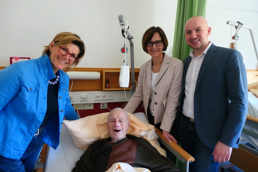 Vier Personen lächeln in die Kamera.