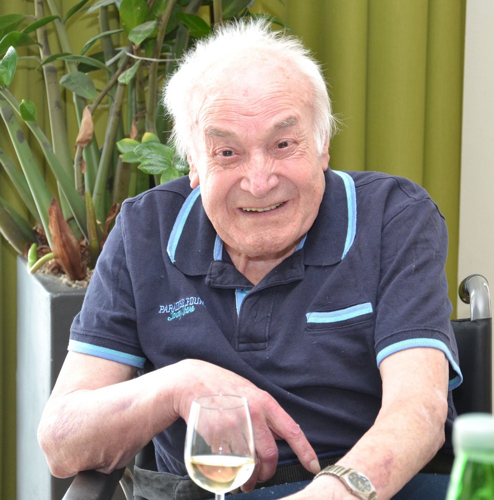 Herr Zinniel lacht.