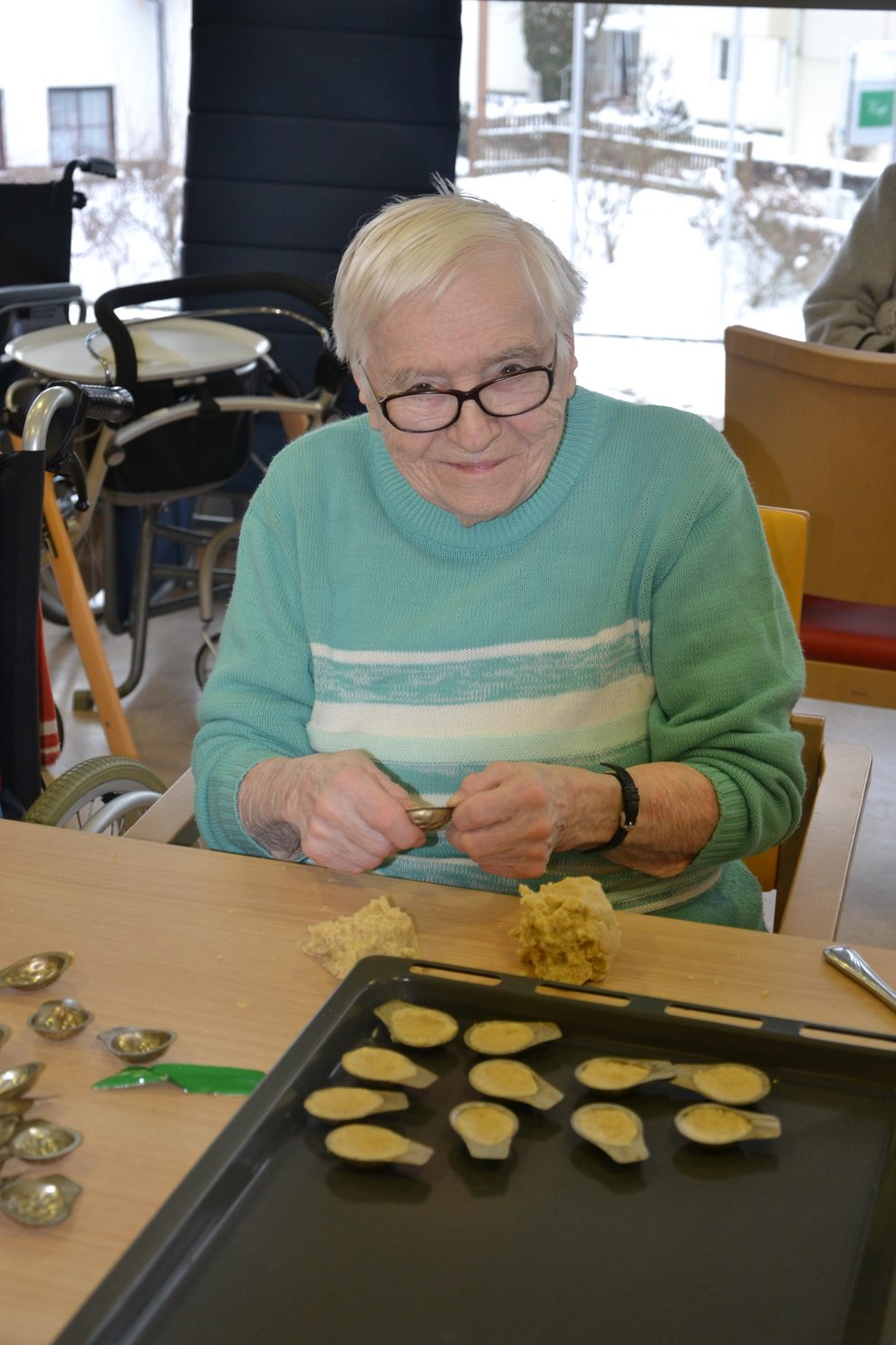 Auch an der Nussbäckerei wird begeistert zusammen gearbeitet.