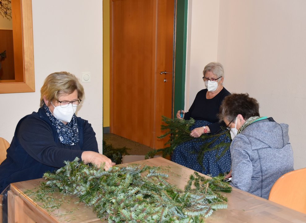 Ehrenamtliche mit Zweigen