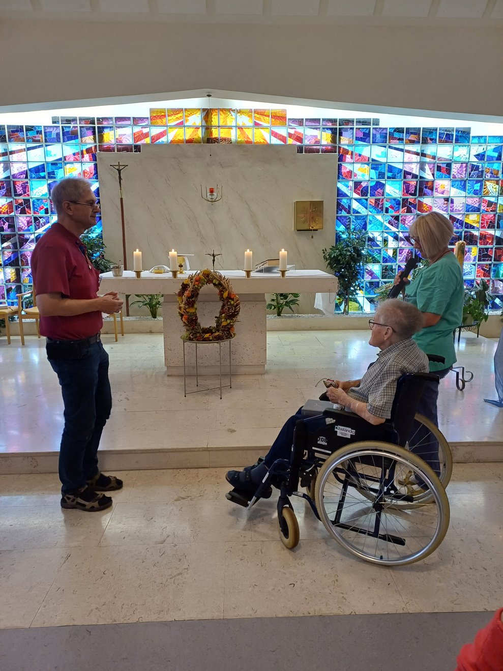 Personen vorm Altar