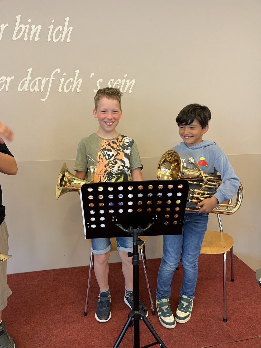 Zwei Buben mit ihren Tenorhörnern.