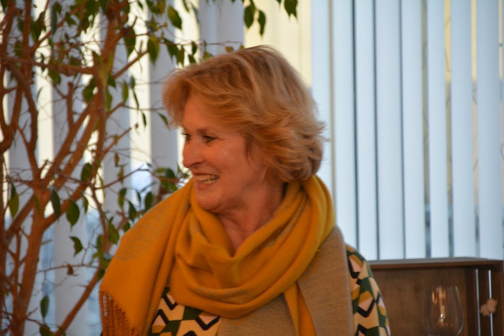 Frau Bürgermeisterin lacht.