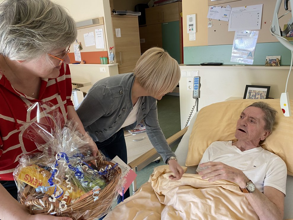 Herrn Schmidt wurde zum 70iger ein Geschenkkorb überreicht.