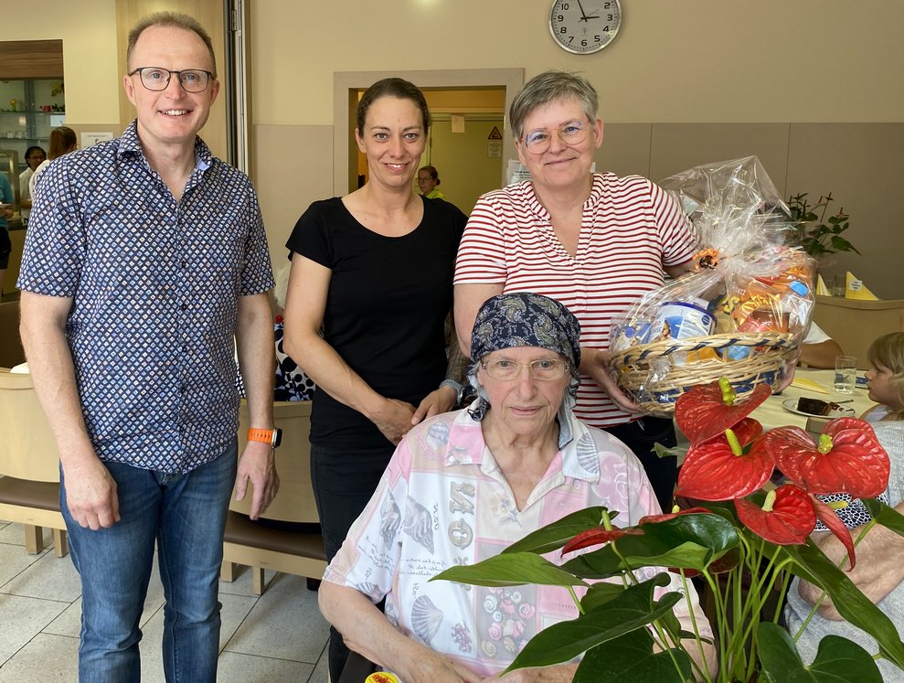 Frau Habesohn freute sich über die Gratulationen und die Geschenke zu ihrem 90. Geburtstag sehr.