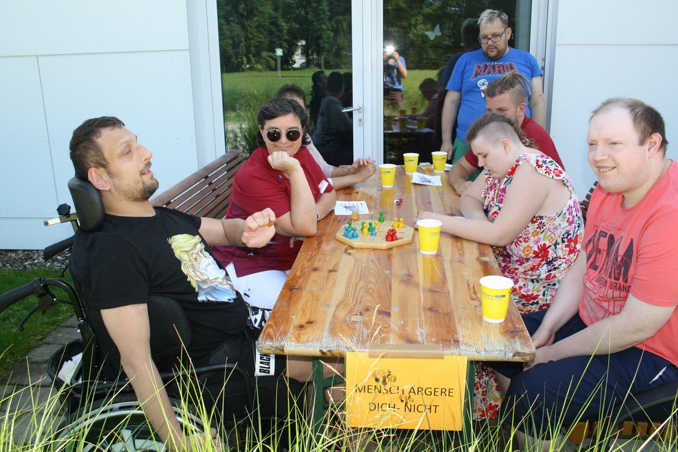 BewohnerInnen sitzen beim Tisch und spielen
