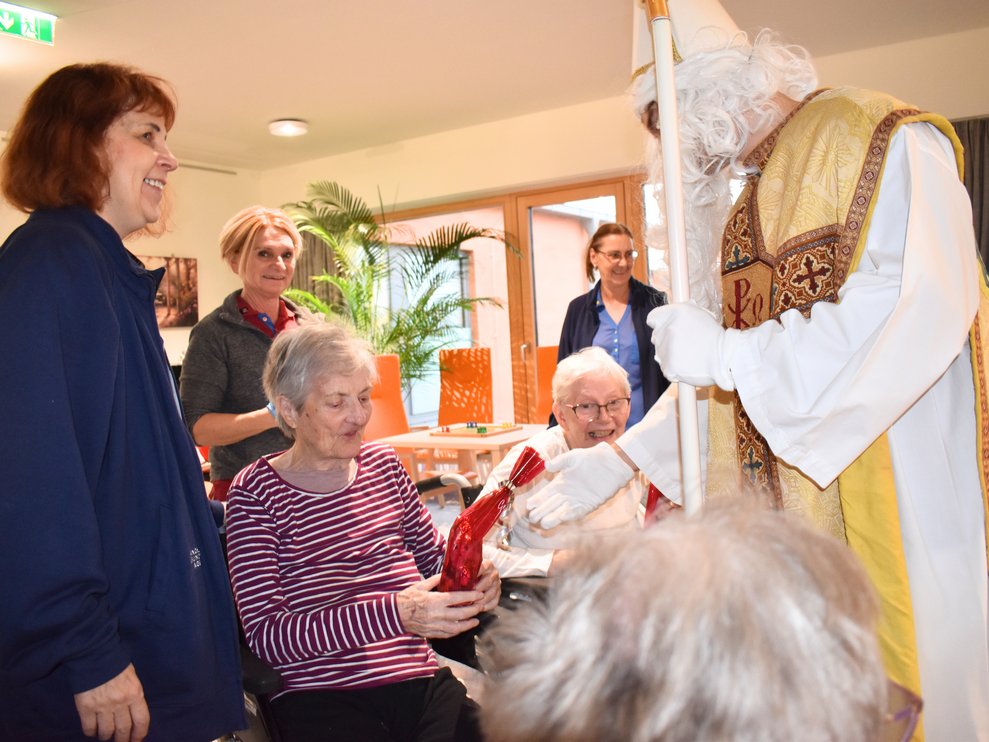 Glückliche Gesichter beim Besuch vom Nikolaus 