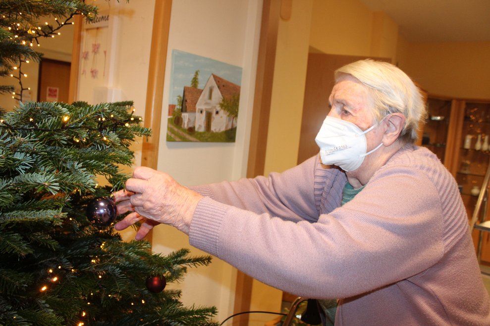 Christbäume schmücken