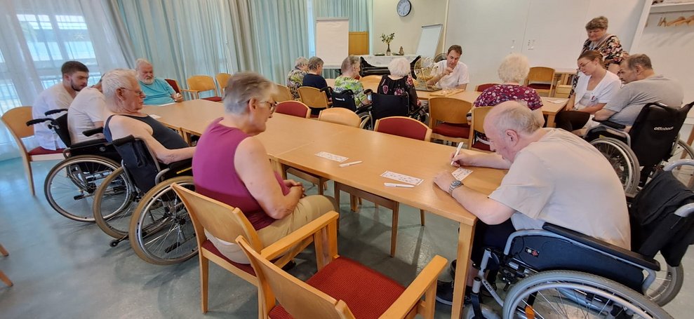 Personen beim Bingo spielen.