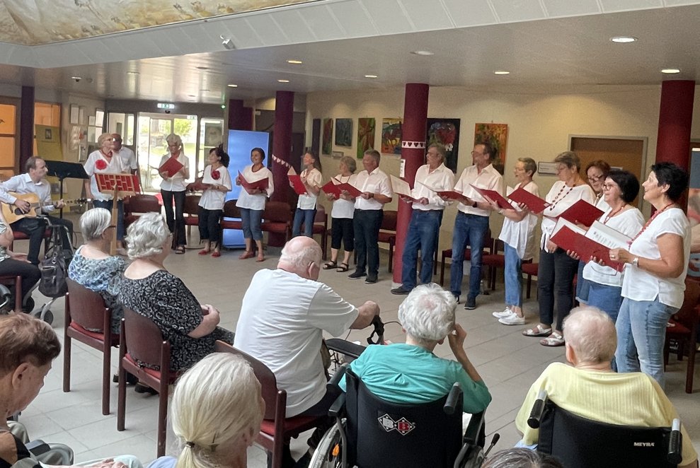 Die Chorsänger singen vor den Bewohnerinnen und Bewohnern. 