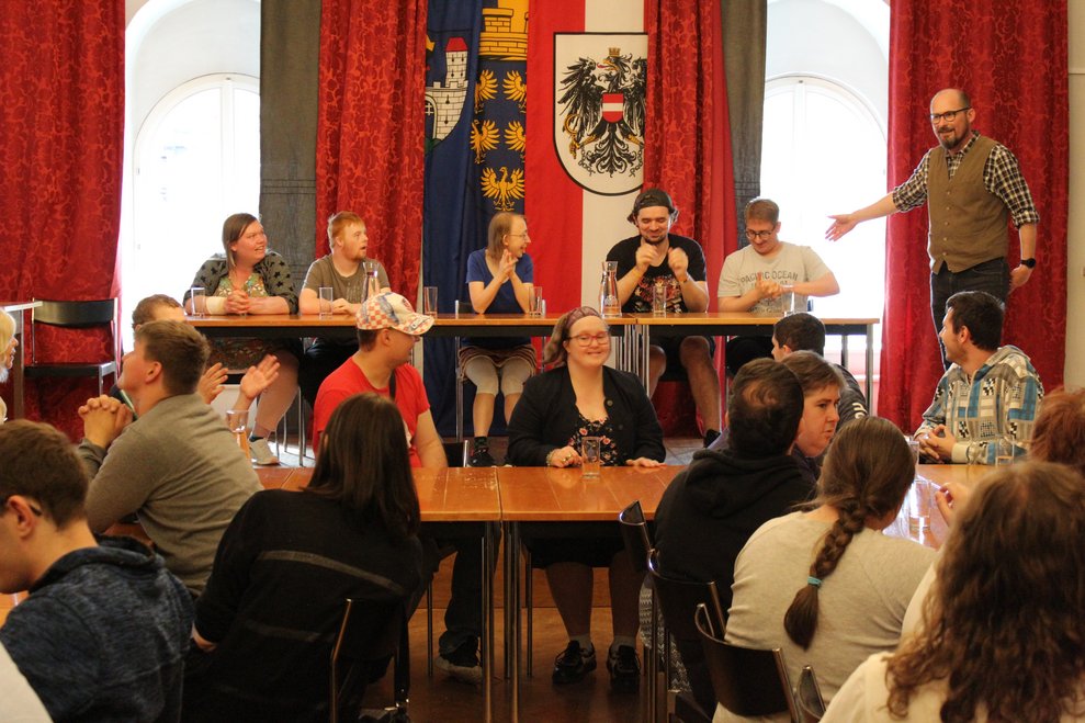 Eine Gruppe vom Personen sitzen am Tisch