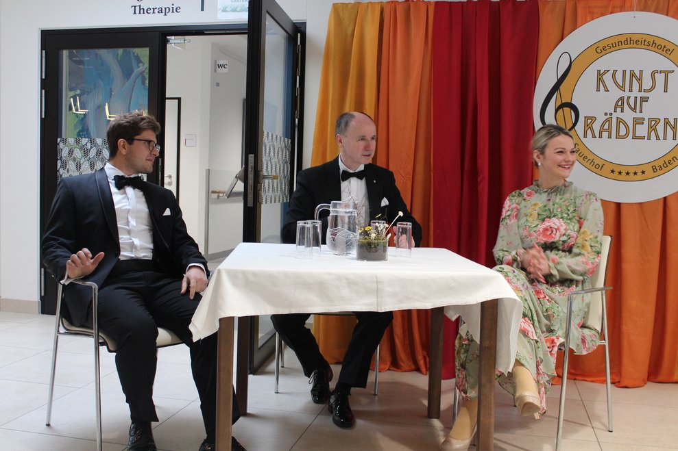 Gespannt lauschen wir…