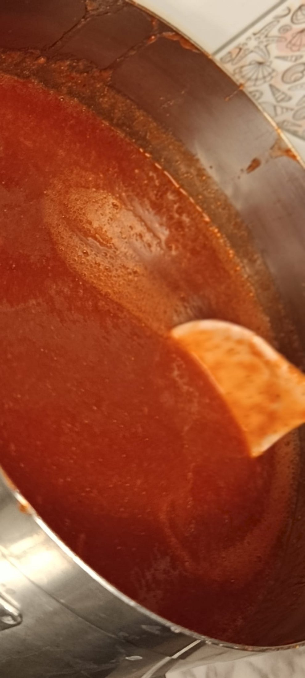 Erdbeer-Rhabarbermarmelade im Topf.