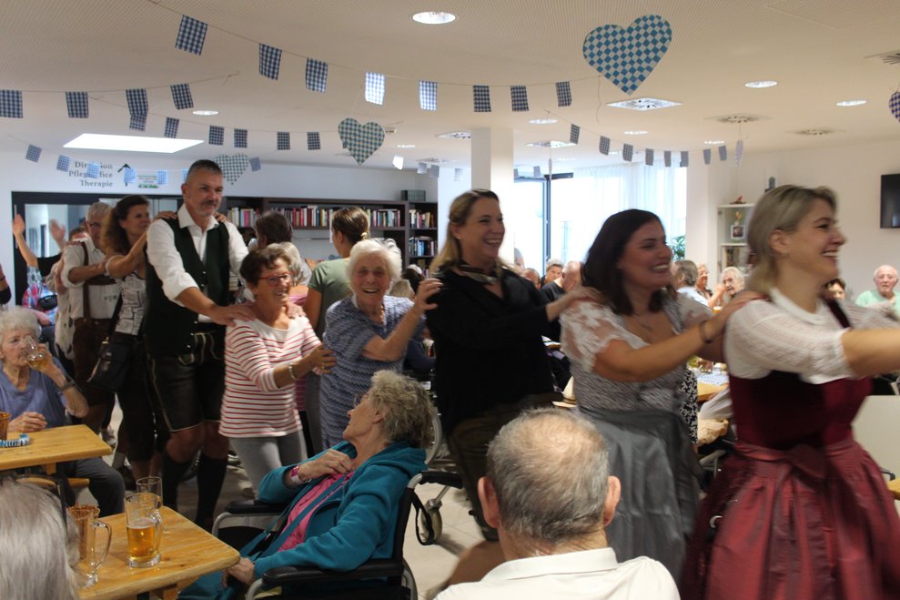 Nachdem die Polonaise so beliebt ist, geht sie nun in die zweite Runde.
