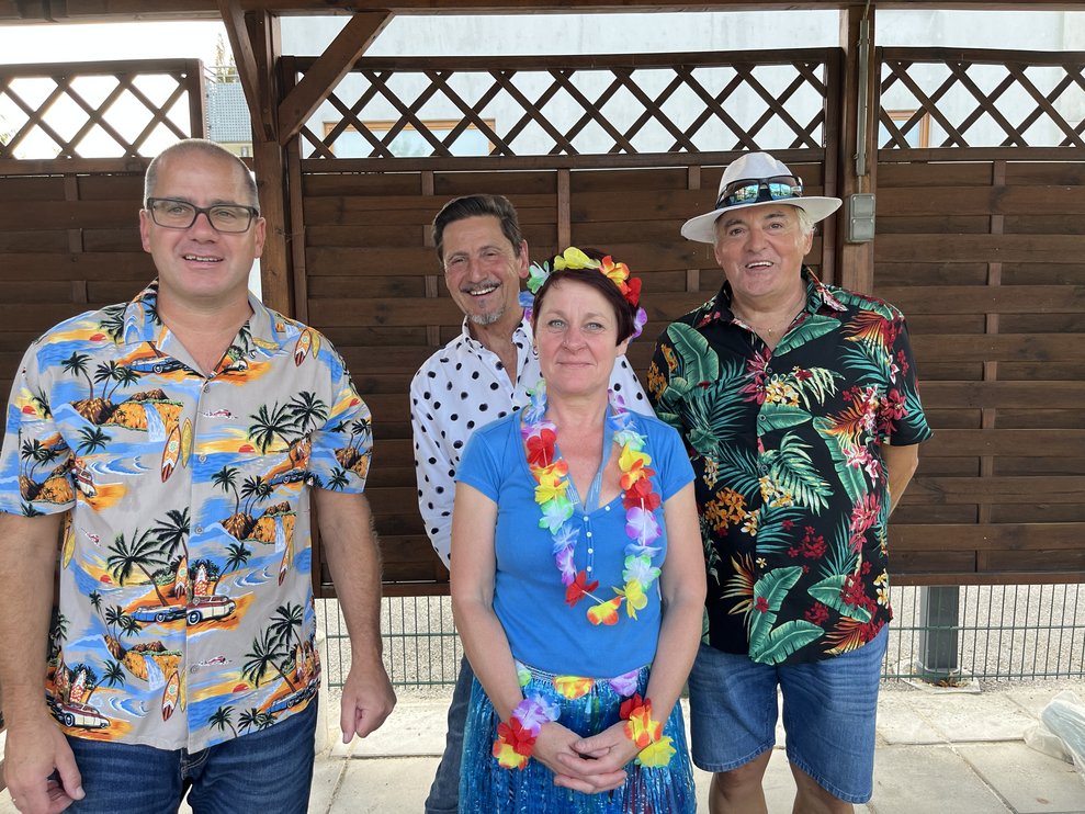 3 Herren und eine Dame im Sommeroutfit