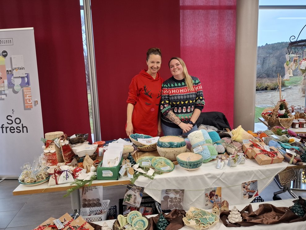 PA Martina Reithofer und PA Tamara Würzel vom Wohnbereich Sprungbrett stimmen mit Fröhlichkeit und ihren weihnachtlichen Pullovern auf einen wunderbaren Nachmittag ein.